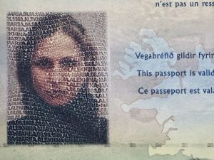 Mariya Alyokhina Instagram - 35

браслеты из последней довоенной партии металла, выплавленной на Азовстали в еще свободном Мариуполе. деньги с них идут на флот морских дронов, чтобы защитить украинские моря и мирные города, которые обстреливают российские корабли.

снаряд от разведотряда Хижаки из Херсонской области. место, откуда его запускали, сейчас под водой.

фото из моего инопланетного паспорта, с которым я прожила год. 

если что-то добавлять про чувства, то наверное вы их знаете - те самые написаные тысячами человек, про победу Украины и свободу России, про выйти для всех, кто заперт, про вернуться для тех, кто не дома, про трибунал для военных преступников, про утешение и покой для тех, кому они так нужны. 

и если чего-то хотелось бы, то это продолжать делать и не забывать мечтать 🌝