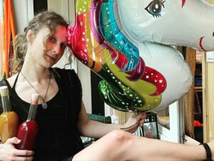 Mariya Alyokhina Instagram - ладно мне 33, возраст Христа, говорят 

спасибо, самые милые и дорогие
