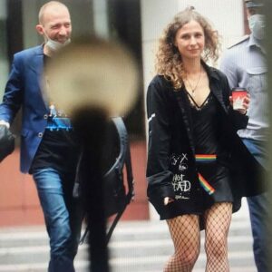 Mariya Alyokhina Instagram - вам нравится фонарь на этом фото? мне - ОЧЕНЬ! это фонарь у преображенскогосуда из которого мы выходим. он такой же охуенно нелепый как это уголовное дело

первый день «по существу» в санитарном деле -  судья орет на моего инспектора и выставляет его из зала суда, хотя я на домашнем аресте, и инспектор фсин обязан пребывать со мной рядом, если я не дома.

инспектор: зайду в зал, послушаю
судья раздраженно: нельзя
я: это вообще-то мой инспектор, ему со мной по закону положено находиться
судья: это мой суд и я сказала, что ему сюда НЕЛЬЗЯ. сюда вообще НИКОМУ НЕЛЬЗЯ! ЗАКРОЙТЕ ДВЕРЬ!