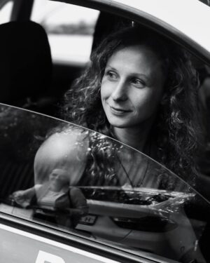Mariya Alyokhina Instagram - вот вам мир где пандемии нет. мир суток административных арестов.

задержание, автозак, отдел полиции, обязательная ночь в камере отдела полиции, здание суда, зал суда, снова автозак, спецприемник, комната досмотра, камера.

ни на одном из этих этапов. никому. не делают теста на ковид, не вакцинируют, не спрашивают о вакцинации. ты можешь попасть в камеру с тем кто болеет, можешь попасть в один автозак с тем кто болеет - неважно. ведь есть люди, жизнь которых вдруг перестает быть объектом «заботы государства». потому что нет заботы, а только лицемерное прикрытие, для создания условий, удобных для власти 

 я провела свои первые 30 суток в спецприемнике, после выхода у меня была температура 39, чувство, что я поела стекла и два отрицательных теста, у моей Люси @lcshtn , которая приехала меня же лечить - положительный, сопровождающийся адом и рвотой, Рита @ritaflores69 через сутки попадания в спецприемник имеет положительный тест, адскую температуру, госпитализацию, после которой ей предстоит, внимание , достиживать арестные сутки. мой друг саша @sofeev после 30 суток за акцию с радужными флагами заразился так, что ковид перешел в пневмонию, он кашлял кровью. спустя полгода саша пошел вакцинироваться и был снова задержан и получил еще 12 суток. 

как только ты попал в мир суток - твоя жизнь - ничто для государства. она в принципе итак ничто, но в этом мире без прикрытия. по-честному

и последний пласт адового тортика: 
электронный браслет, домарест без прогулок и уголовное дело за «преступление против общественного здоровья и нравственности» - санитарное дело - уже полгода на мне, на нас, а не на всех тех, кто приводит в движение мир арестов. и срок, каким бы он ни был, получим мы.

фотокарточка от моего защитника @nefotografiya_ 
локация - фсинмобиль у преображенского суда, где слушается санитарное дело