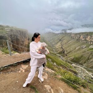 Mariya Gural Instagram - Это было насыщенное эмоциями и энергиями природы путешествие по горным просторам Дагестана. 

💫Каждый день новая локация
💫5 точек для ночлега 
💫почти 1000 км проехали на машине, горы, море,города и районы Дагестана 
💫мы что то теряли, но потом находили -и это была мистика 
💫поднимались на самые высокие горы 
💫посетили «Город мертвых» на вершине горы более 1500тыс метров высотой , где последний житель умер в 2015г. 
💫были выше облаков и даже трогали их☁️ (дети в восторге) 

Минусы: 
  Дагестан -мусульманский город,мы знали что тут ходят все закрытые , но не знали что на столько они относятся к своим традициям, что делали замечания даже  туристам парням (шорты выше колен носить не принято), девушкам ни какого декольте, открытых животов ,коротких шорт нельзя🚫
 Это при  30😅🤌🏼

По еде, запомнился один ресторан в горах «ЖУРАВЛИ» (нуууу оооочень там вкусно абсолютно все!) 

На дорогах города полный хаус! Правил для них не существует от слова совсем 🙄🤌🏼 хаотичное и наглое вождение. 
 
 
Алкоголь !?😅его там практически нет, нужно прям искать🙄в кафешках и ресторанах тоже нет-так хотелось аперольки🍹
 Очень много стало туристов, практически везде начали брать деньги за вход, такого 2 года назад не было говорят местные . 

Из плюсов: 
В горах не реальная энергия , которой мы всей семьей зарядились 🙌🏼

Чумовые горные пейзажи, дети не хотели даже спать в машине , боялись что либо пропустить … 

Так как наши дети поделись в Москве -они впервые увидели в живую коров, козлов, кур, петухов, баранов, цыплят. Для них было удивлением их видеть просто гуляющим по улицам и горам🙈

  Горные пейзажи поражали глаз своим могущественным величием , дети не верили глазам в прямом смысле , говорили как будто картинка⛰️🙈
 
 Теперь хотим посетить Грузию 🤪
Кто был делитесь интересными локациями 🤗 думаю для многих это будет полезно 🤜🏼🤛🏼
