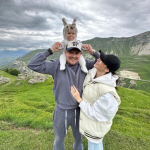 Mariya Gural Instagram - Это было насыщенное эмоциями и энергиями природы путешествие по горным просторам Дагестана. 

💫Каждый день новая локация
💫5 точек для ночлега 
💫почти 1000 км проехали на машине, горы, море,города и районы Дагестана 
💫мы что то теряли, но потом находили -и это была мистика 
💫поднимались на самые высокие горы 
💫посетили «Город мертвых» на вершине горы более 1500тыс метров высотой , где последний житель умер в 2015г. 
💫были выше облаков и даже трогали их☁️ (дети в восторге) 

Минусы: 
  Дагестан -мусульманский город,мы знали что тут ходят все закрытые , но не знали что на столько они относятся к своим традициям, что делали замечания даже  туристам парням (шорты выше колен носить не принято), девушкам ни какого декольте, открытых животов ,коротких шорт нельзя🚫
 Это при  30😅🤌🏼

По еде, запомнился один ресторан в горах «ЖУРАВЛИ» (нуууу оооочень там вкусно абсолютно все!) 

На дорогах города полный хаус! Правил для них не существует от слова совсем 🙄🤌🏼 хаотичное и наглое вождение. 
 
 
Алкоголь !?😅его там практически нет, нужно прям искать🙄в кафешках и ресторанах тоже нет-так хотелось аперольки🍹
 Очень много стало туристов, практически везде начали брать деньги за вход, такого 2 года назад не было говорят местные . 

Из плюсов: 
В горах не реальная энергия , которой мы всей семьей зарядились 🙌🏼

Чумовые горные пейзажи, дети не хотели даже спать в машине , боялись что либо пропустить … 

Так как наши дети поделись в Москве -они впервые увидели в живую коров, козлов, кур, петухов, баранов, цыплят. Для них было удивлением их видеть просто гуляющим по улицам и горам🙈

  Горные пейзажи поражали глаз своим могущественным величием , дети не верили глазам в прямом смысле , говорили как будто картинка⛰️🙈
 
 Теперь хотим посетить Грузию 🤪
Кто был делитесь интересными локациями 🤗 думаю для многих это будет полезно 🤜🏼🤛🏼