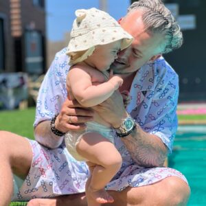 Mariya Gural Instagram - Это было насыщенное эмоциями и энергиями природы путешествие по горным просторам Дагестана. 

💫Каждый день новая локация
💫5 точек для ночлега 
💫почти 1000 км проехали на машине, горы, море,города и районы Дагестана 
💫мы что то теряли, но потом находили -и это была мистика 
💫поднимались на самые высокие горы 
💫посетили «Город мертвых» на вершине горы более 1500тыс метров высотой , где последний житель умер в 2015г. 
💫были выше облаков и даже трогали их☁️ (дети в восторге) 

Минусы: 
  Дагестан -мусульманский город,мы знали что тут ходят все закрытые , но не знали что на столько они относятся к своим традициям, что делали замечания даже  туристам парням (шорты выше колен носить не принято), девушкам ни какого декольте, открытых животов ,коротких шорт нельзя🚫
 Это при  30😅🤌🏼

По еде, запомнился один ресторан в горах «ЖУРАВЛИ» (нуууу оооочень там вкусно абсолютно все!) 

На дорогах города полный хаус! Правил для них не существует от слова совсем 🙄🤌🏼 хаотичное и наглое вождение. 
 
 
Алкоголь !?😅его там практически нет, нужно прям искать🙄в кафешках и ресторанах тоже нет-так хотелось аперольки🍹
 Очень много стало туристов, практически везде начали брать деньги за вход, такого 2 года назад не было говорят местные . 

Из плюсов: 
В горах не реальная энергия , которой мы всей семьей зарядились 🙌🏼

Чумовые горные пейзажи, дети не хотели даже спать в машине , боялись что либо пропустить … 

Так как наши дети поделись в Москве -они впервые увидели в живую коров, козлов, кур, петухов, баранов, цыплят. Для них было удивлением их видеть просто гуляющим по улицам и горам🙈

  Горные пейзажи поражали глаз своим могущественным величием , дети не верили глазам в прямом смысле , говорили как будто картинка⛰️🙈
 
 Теперь хотим посетить Грузию 🤪
Кто был делитесь интересными локациями 🤗 думаю для многих это будет полезно 🤜🏼🤛🏼