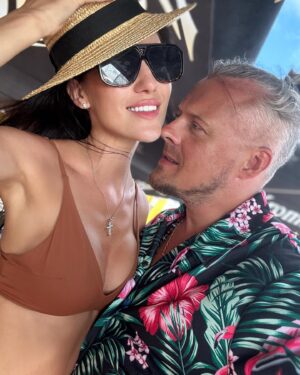 Mariya Gural Instagram - Это лето было насыщенное поездками … 

 Дагестан , Грузия, дети побывали в Ульяновске у бабушек, теперь есть о чем написать в сочинении «как я провел лето..» 😅

Но теперь я хочу отдохнуть без детей, мамы меня поймут-что отдых с детьми , это не отдых … 

  Хочу уединиться не только с мужем , но и сама с собой , чего мне катастрофически так не хватает после того как я стала мамой троих детей. Мне не хватает себя самой!