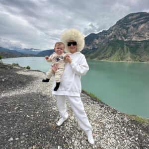 Mariya Gural Instagram - Это было насыщенное эмоциями и энергиями природы путешествие по горным просторам Дагестана. 

💫Каждый день новая локация
💫5 точек для ночлега 
💫почти 1000 км проехали на машине, горы, море,города и районы Дагестана 
💫мы что то теряли, но потом находили -и это была мистика 
💫поднимались на самые высокие горы 
💫посетили «Город мертвых» на вершине горы более 1500тыс метров высотой , где последний житель умер в 2015г. 
💫были выше облаков и даже трогали их☁️ (дети в восторге) 

Минусы: 
  Дагестан -мусульманский город,мы знали что тут ходят все закрытые , но не знали что на столько они относятся к своим традициям, что делали замечания даже  туристам парням (шорты выше колен носить не принято), девушкам ни какого декольте, открытых животов ,коротких шорт нельзя🚫
 Это при  30😅🤌🏼

По еде, запомнился один ресторан в горах «ЖУРАВЛИ» (нуууу оооочень там вкусно абсолютно все!) 

На дорогах города полный хаус! Правил для них не существует от слова совсем 🙄🤌🏼 хаотичное и наглое вождение. 
 
 
Алкоголь !?😅его там практически нет, нужно прям искать🙄в кафешках и ресторанах тоже нет-так хотелось аперольки🍹
 Очень много стало туристов, практически везде начали брать деньги за вход, такого 2 года назад не было говорят местные . 

Из плюсов: 
В горах не реальная энергия , которой мы всей семьей зарядились 🙌🏼

Чумовые горные пейзажи, дети не хотели даже спать в машине , боялись что либо пропустить … 

Так как наши дети поделись в Москве -они впервые увидели в живую коров, козлов, кур, петухов, баранов, цыплят. Для них было удивлением их видеть просто гуляющим по улицам и горам🙈

  Горные пейзажи поражали глаз своим могущественным величием , дети не верили глазам в прямом смысле , говорили как будто картинка⛰️🙈
 
 Теперь хотим посетить Грузию 🤪
Кто был делитесь интересными локациями 🤗 думаю для многих это будет полезно 🤜🏼🤛🏼