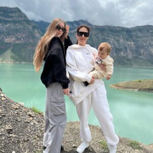 Mariya Gural Instagram - Это было насыщенное эмоциями и энергиями природы путешествие по горным просторам Дагестана. 

💫Каждый день новая локация
💫5 точек для ночлега 
💫почти 1000 км проехали на машине, горы, море,города и районы Дагестана 
💫мы что то теряли, но потом находили -и это была мистика 
💫поднимались на самые высокие горы 
💫посетили «Город мертвых» на вершине горы более 1500тыс метров высотой , где последний житель умер в 2015г. 
💫были выше облаков и даже трогали их☁️ (дети в восторге) 

Минусы: 
  Дагестан -мусульманский город,мы знали что тут ходят все закрытые , но не знали что на столько они относятся к своим традициям, что делали замечания даже  туристам парням (шорты выше колен носить не принято), девушкам ни какого декольте, открытых животов ,коротких шорт нельзя🚫
 Это при  30😅🤌🏼

По еде, запомнился один ресторан в горах «ЖУРАВЛИ» (нуууу оооочень там вкусно абсолютно все!) 

На дорогах города полный хаус! Правил для них не существует от слова совсем 🙄🤌🏼 хаотичное и наглое вождение. 
 
 
Алкоголь !?😅его там практически нет, нужно прям искать🙄в кафешках и ресторанах тоже нет-так хотелось аперольки🍹
 Очень много стало туристов, практически везде начали брать деньги за вход, такого 2 года назад не было говорят местные . 

Из плюсов: 
В горах не реальная энергия , которой мы всей семьей зарядились 🙌🏼

Чумовые горные пейзажи, дети не хотели даже спать в машине , боялись что либо пропустить … 

Так как наши дети поделись в Москве -они впервые увидели в живую коров, козлов, кур, петухов, баранов, цыплят. Для них было удивлением их видеть просто гуляющим по улицам и горам🙈

  Горные пейзажи поражали глаз своим могущественным величием , дети не верили глазам в прямом смысле , говорили как будто картинка⛰️🙈
 
 Теперь хотим посетить Грузию 🤪
Кто был делитесь интересными локациями 🤗 думаю для многих это будет полезно 🤜🏼🤛🏼