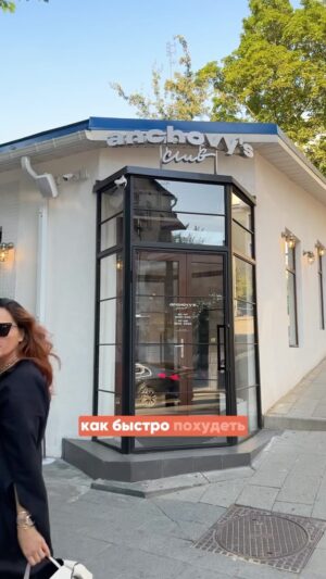 Mariya Shumakova Instagram - Вчера разрывался директ после сторис, как мне удалось быстро (относительно) сбросить 13 кг после родов. (Еще осталось 3-4 кг до родового веса) 

Я просто перестала себя мучить и худеть. Да, постройнеть надо, но слово «худо» улетело.

Большую часть времени соблюдаю интервальное голодание 16-8, обычно ем 2 раза в день, на завтрак все, что пожелаю, на поздний обед соблюдаю принцип тарелки (50 процентов клетчатки, 25-углеводов, 25-белков).

И конечно, горячая йога дает свои плоды. Когда вернулась к занятиям вес стал таять.

А в рестораны мы тоже ходим, обычно перед этим меньше завтракаю и все блюда делю с мужем пополам. ♥️

А что вам помогает быть стройной?