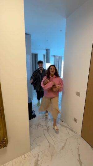 Mariya Shumakova Instagram - Прибыла приглашенная звезда из Сибири. С бабушкой, конечно, классно: Леня в любви, а мы кучу дел успели сделать и даже потусить.

В целом, наша бабушка уважает мои методы, хоть и сокрушается холодным пяткам  Лени, сколько я не говорила, что термобмен проверяется по шее.

Но знаю, кучу истории, как бабушки навязывают свое видение, опыт. С нянями попроще, коммерческие отношения, хочешь не хочешь, делай, как скажут. 

Но зато бабушки так умеют любить! 

А вы чей бы помощи больше хотели?🤱🏻