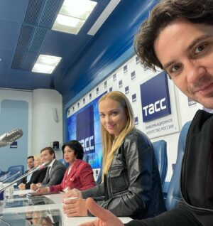 Mark Bogatyrev Instagram - 39..все летит, все светиться, 
а ты влюбленный в жизнь, 
в людей…нелепица) кино и театр подавай…
дерзай!, …будь дерзким и волнуй сердца…
будь храбрым))ХоЛоДЦа, поешь сегодня вдоволь и отца в себе ты смело узаконь…как конь ты бей копытом и стремглав сними звезду с прекрасного светила) ой как мило…😂 пора идти бутылку открывать🤪
p.s. сам себе на ДР сочинил! Сам хихикаю)
Всех обнимаю мои дорогие-хорошие) с наступающим вас ⭐️⭐️⭐️
#ДР#39