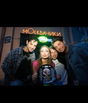 Mark Bogatyrev Instagram - Опа-опа!! Дорогие) наконец могу рассказать 😁
Проект «БарМоСкВаЧиКи» стартовал !
Мои партнеры @dava_m , @yana_koshkina_official , @mihail_tarabukin , @ekaterinashkuro , @katya_iowa под командованием @anariomamedov рвутся в бой!! 
В этой истории играю идеолога, рок-музыканта 🤘🎸 интересный опыт!!
Всем солнца в окно 🌅
#бар#москвачики#полный#метр#старт#банда#