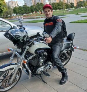 Mark Bogatyrev Instagram - 39..все летит, все светиться, 
а ты влюбленный в жизнь, 
в людей…нелепица) кино и театр подавай…
дерзай!, …будь дерзким и волнуй сердца…
будь храбрым))ХоЛоДЦа, поешь сегодня вдоволь и отца в себе ты смело узаконь…как конь ты бей копытом и стремглав сними звезду с прекрасного светила) ой как мило…😂 пора идти бутылку открывать🤪
p.s. сам себе на ДР сочинил! Сам хихикаю)
Всех обнимаю мои дорогие-хорошие) с наступающим вас ⭐️⭐️⭐️
#ДР#39