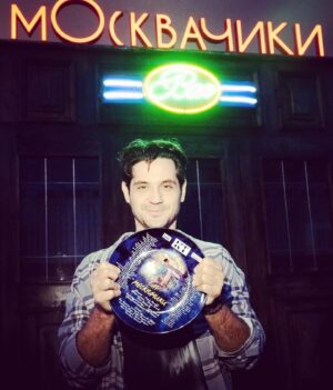 Mark Bogatyrev Instagram - Опа-опа!! Дорогие) наконец могу рассказать 😁
Проект «БарМоСкВаЧиКи» стартовал !
Мои партнеры @dava_m , @yana_koshkina_official , @mihail_tarabukin , @ekaterinashkuro , @katya_iowa под командованием @anariomamedov рвутся в бой!! 
В этой истории играю идеолога, рок-музыканта 🤘🎸 интересный опыт!!
Всем солнца в окно 🌅
#бар#москвачики#полный#метр#старт#банда#