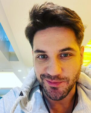 Mark Bogatyrev Instagram - Дорогие мои!! С Новым годом!! Будьте счастливы и радостны в предстоящем году, несмотря ни на что 😋🎉✨
#новыйгод2023