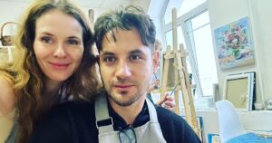 Mark Bogatyrev Instagram - Друзья! Вчера сходил к @sandra.glinka в студию и нарисовал попугая)) Сам удивился, что это возможно на первом занятии)! С Сандрой давно знаем друг друга, но рисовать она стала совсем недавно, сильно увлеклась этим и открыла студию! Зовет теперь друзей), а я зову вас, это очень сильные и приятные ощущения)) почувствовать себя художником! В студии есть профессиональный художник, который поможет в первых шагах, так что не волнуйтесь)) Приходите и пробуйте) подробности к @artstudio011 и на сайте который прикреплю в сториз! Всем ☀️☀️ дня! 
#яхудожник