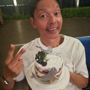 Mark Lee Instagram - To the best father of my children @marklee4444 Happy Fathers Day!!
祝我爸爸，我孩子的爸爸，全天下的爸爸父亲节快乐！！！🩷🩷🩷🩷
Thank you @jianyongtan @happyfishswimschool for the beautiful cake!