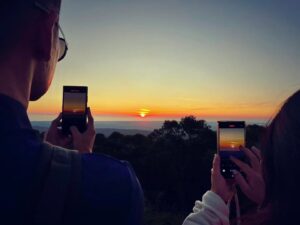Mark Lee Instagram - 两个角度 一个太阳 一样的日落 
@chanbrotherstravel @australia @southaustralia 
#comeandsaygday