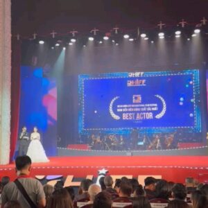 Mark Lee Instagram - 电影 ＜乐园＞ @wonderland.movie 导演 @ywchai 和制作人兼编剧 @myshchang 刚从胡志明市传来喜讯，我得到了Ho Chi Minh International Film Festival 的最佳男主角奖！ 这是我的第一个国际奖项！谢谢评审！谢谢导演！谢谢制作人兼编剧！谢谢所有的演员及工作人员！感谢！感恩！

电影将在8月8号全岛上映！记得要支持本地电影！

#wonderlandmoviesg
#乐园
#hiff2024 #mm2singapore
@imdasg @mochachai @mm2singapore @kingkong.mp