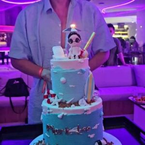 Mark Lee Instagram - Dear @marklee4444
在你迈入55岁的里程碑之时，我要先祝福你生日快乐！虽然可以拿CPF 了，可是千万不要拿来花啊！要留起来给我们两个防老啊！哈哈！ 🤣🤣
我要祝福你身体健康、福星高照。希望你的每一天都充满精力和活力，顺顺利利完成你的＜钱不够用3＞电影的拍摄。

感谢你对家庭的付出和努力。对于你的付出，我非常感激，并由衷地希望你能在未来的岁月里实现更多的梦想和目标。
同时，我也希望你能在电影事业上继续取得更大的成就。最后，我想告诉你，愿你的每一天都充满阳光和快乐。我会一直陪伴你，照顾你，直到永远。
Happy 55th Birthday, my dear! 🩷 you!

@jpetite.patisserie 
#happybirthday #happy55thbirthday #happy55 #mylovemylife #mylove #生日快乐  #健康快乐 #感恩有你 #老伴 #伴