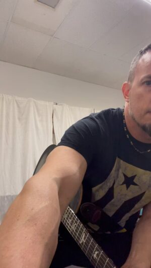Mark Tremonti Instagram - Getting warmed up for the show last night at the Summit Arena in Johnstown. Some bum notes in there but still a good time🤘🏻