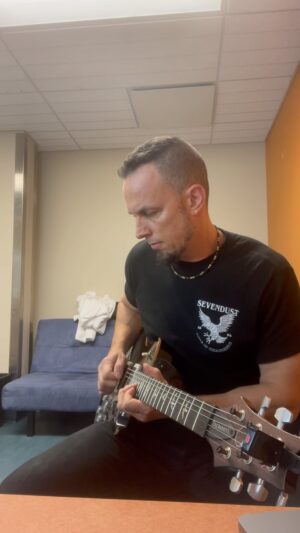 Mark Tremonti Instagram - Since we didn’t get to play this one live I thought I’d post a clip of the solo section.. @officialalterbridge #pawnsandkingstour @sevendustofficial @mammothwvh