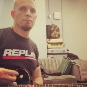 Mark Tremonti Instagram - Warming up for the big show in Manchester with some improv..including all the mistakes🤙🏻🤙🏻 @officialalterbridge @prsguitars #pawnsandkingstour Thanks for an amazing night Manchester!