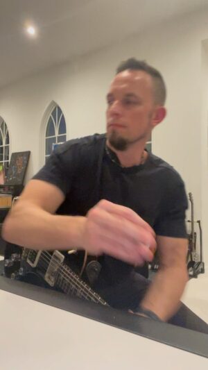 Mark Tremonti Instagram - Throwing on a drum loop and fishing for some riffs with some MT100 tones🤘🏻🤘🏻See everyone soon on the #pawnsandkingstour @officialalterbridge
