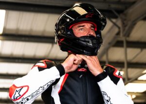 Mark Webber Instagram - Magnificent day at Silverstone rolling around with some friendships that go back 25 to 30 years. Huge thanks to @pataprometeonyamaha @alpinestars and the main organiser of the day 😉. Another legendary day I won’t forget 🙏, all the gear no idea. 🤷‍♂️