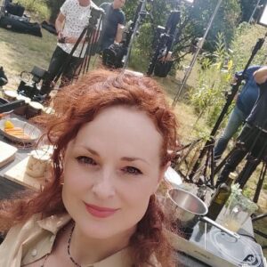 Markéta Hrubešová Instagram - Natáčení další série pro @tv_paprika . ⭐⭐⭐ Tentokrát jsme na farmách a já vařím s farmáři přímo z jejich surovin❤️ Krásná práce, skvělý štáb a zase spousta nových informací, setkání a radosti ❣️❣️❣️ Jsme v polovině a tak už trochu bilancuji. ☀️☀️ Začali jsme u mladé a neuvěřitelně milé a pokorné Haničky Součkové v @hs_semice . To byla taková radost ❤️ Naděje pro 🇨🇿🇨🇿🇨🇿🇨🇿🇨🇿💗💗💗💗 Mladí jsou fakt skvělí!!!! ⭐⭐ Druhý den byl u Radka Posoíšila ve @vcelarstvipospisil v Záboří nad Labem. A víte co? Vůbec jsem neměla strach ani obavu ze žihadel. A ani jedno za celý  den nebylo. I když jsme vytahovali rámečky z úlů a dokonce jsem si včelky mohla pohladit.🐝🐝🐝 Možná je to tak se vším. Čím víc se stesujete, tím je to horší? Nevím, zkusím o tom popřemýšlet 😉😉😉 Jo a všechny přírodní i ochucené medy byly prostě báječné ⭐⭐Včera jsme zavítali do @olejovymlynpetravec , kde to zas frčí pod taktovkou Karla a Martinky 🙏🙏🙏 To jsou vám srdcaři ❤️❤️❤️ Pohostinnost, vstřícnost, úsměv a pochopení ❣️ Víte, tohle je možná vlastně docela fajn návod na život , vztahy, lásky.🙏🙏🙏⭐ Děkuju všem za trpělivost, poctivost a lásku, se kterou svá povolání děláte. Je to pak vidět, znát i cítit 👍👍👍🐾🐾🐾🐾Je a bude mi ctí!