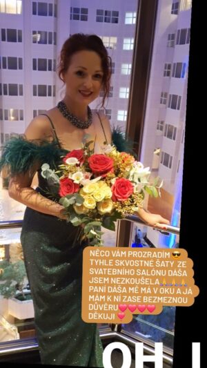 Markéta Hrubešová Instagram - Cítit se pohodlně, cítit se krásně  a tak nějak slavnostně je pro moderátorku koncertu nebo plesu nesmírně důležité 🙏 vlastně je to polovina úspěchu. ⭐️⭐️⭐️⭐️ A tak děkuji za @svatebni_salon_dasa za perfektní spolupráci ❤️❤️❤️ Pani Dáša je vážně anděl 😇 @hilton_prague