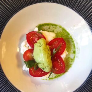 Markéta Hrubešová Instagram - 1000! Přesně tolik příspěvků je teď na mém účtu 🤟 A mám ohromnou radost, že jsem to mohla oslavit právě v restauraci @vzatisi_restaurant . Neplánovaně to tak vyšlo! Ostatně jako většina hezkých věcí v mém životě ⭐⭐⭐ Do Zátiší jsem začala chodit hned po jeho vzniku. Bydlela jsem v Michalské ulici,tak jsem mohla v podstatě chodit v papučích 🤣 A víte, co je parádní? Že ta jeho nevtíravá noblesa spojená s opravdu a doslova zážitkovou gastronomií přetrvala! Včerejší 6-ti chodové menu byla oslava kvalitního (převážně lokálního) a skvěle připraveného jídla. Velká láska ❤️byla na každém jednom talíři, který šel z kuchyně @mareksada a jeho týmu. Včera měli kluci v kuchyni krásných 60°C , ale nic je nezastavilo! Byl to chuťový koncert!⭐⭐⭐A ten servis! OMG! Milé, usměvavé, krásné a opravdu věci znalé servírky. To je taková radost ❤️❤️❤️ Když někdo dělá to, co má rád, dělá to perfektně a ještě se chce o radost s vámi podělit. Nádhera! ☀️☀️☀️ Děkuji  za pozvání. Děkujeme za nádherný večer! A teď ještě menu, abyste to měli komplet:
1. Stracciatella, rajčata, bazalková zmrzlina/Bílá Frankovka, Stávek
2. Ceviche z jesetera, podmáslí, okurka, kysané zelí/Riesling, Nepraš
3. Kachní prso a konfit, nádivka, červené zelí/Pinot Nosit,J. Springer
4. Kančí kýta v raviole,koprovka, žloutek/Bellegrado, Zapletal
5. Jahodová tartaletka,zmrzlina že zakynky, mandle/Frankovka rosé, Thaya a předtím ještě amuse bouche - karotkový krém a šleháný tvaroh s červenou řepou a skvělý chléb 🍞
 @vzatisi #barter #spoluprace #finedinnig #vecere #dekujeme
