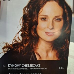 Markéta Hrubešová Instagram - Pomocí těm,  kteří to potřebují.🙏🙏🙏Jakkoli, jakýmkoli způsobem. Třeba i jen slovem, zájmem nebo dobrým jídlem.  Proč ne? Spojit příjemné s užitečným a navíc mít fajn pocit, který se nedá nahradit opravdu ničím ⭐️⭐️⭐️Během víkendu  se v @galerie.vankovka koná další @be_charity Bazar . Toho se zucastňuji  pravidelně  v na pražském Žofíně,  kde pomáhám prodávat. A letos mě  @barbaranesvadbova  @martina.ulcova pozvala do Brna. A rovnou do kuchyně! Ta je mi tedy o dost bližší než prostor za kasou🤣🤣🤣 Restaurace #tripoli se totiž také na této charitativní akci podílí.  A výtěžek z každého menu pak putuje za ti, kdo to potřebuje. Letos tedy pro Deniska.🙏🙏🙏 Děkuji  celému kolektivu téhle bezvadné restaurace za pomoc. Myslím, že se nám  to moc povedlo ❤️❤️❤️ Děkuji  za servisu za perfektní prezentaci našeho menu. A hlavně panu Sklenářovi za pozvání ke spolupráci. ⭐️⭐️⭐️⭐️
MENU
DAŇČÍ RAGÚ, PAPPARDELLE,  PARMAZÁN, SVATOJÁNSKÉ OŘECHY @chutmoravy
DÝŇOVÝ CHEESECAKE #Thermomix ZMRZLINA, KARAMEL