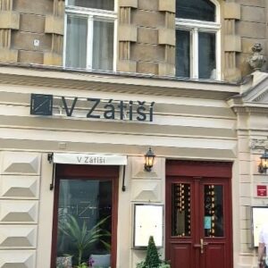 Markéta Hrubešová Instagram - V Zátiši. Restaurace s tradicí a noblesou. ⭐⭐⭐ Včerejší České degustační menu bylo prostě famózní! Šest chodů, šest vymazlených talířů a šest napárovaných neméně vymazlených vím. ❤️❤️❤️❤️Radost pohledět i ochutnat 👍 A ten servis! OMG! Paráda ❤️ Děkujeme za pozvání @vzatisi_restaurant #finedinning #prague #oldtown #spoluprace #barter #dinner #proudtobeczech