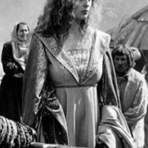 Markéta Hrubešová Instagram - Sedmnáct.  Jo , přesnetolik mi bylo v roce 1989. A v létě jsem.tocila film Jestřábí moudrost. Režie Vladimír Drha, kamera Emil  Sirotek. ⭐️⭐️⭐️ A  ani ve snu by mě  nenapadlo, že se mi za pár měsíců obrátí život naruby.  Nebo spíš lícem.navrch.🙏🙏🙏 Že budeme s koňákama z Litomyšle na Václavské zvonit klíčema...🇨🇿🇨🇿🇨🇿🇨🇿 Hrdost! Na svou zem! Na naše lidi! A co jste délali v 89 vy?