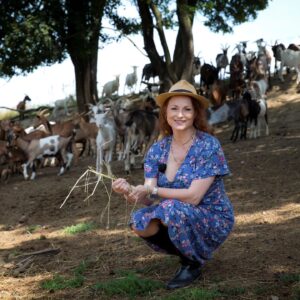 Markéta Hrubešová Instagram - Moji milí, dnes si opět můžete spolu se mnou užít ve farmářském stylu! Oba dva dny jsou na TV Paprika 🌶️ v 17:00 hodin připraveny další díly Od farmáře na talíř. Já na natáčení v olejovém mlýně a na kozí farmě vzpomínám s nadšením. Na kvalitní makový olej ani kozí zmrzlinu se nedá zapomenout! 😍 Jste zvědaví?  

#OdFarmareNaTalir #TVPaprika #CeskeRecepty #FarmarskePochoutky #VikendovyPorad #CeskeFarmy #FarmarskeRecepty #UdrzitelnostSurovin #KvalitniOleje #KoziFarma
