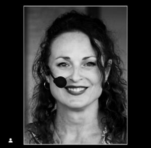 Markéta Hrubešová Instagram - Fotka umí mluvit. Ne že ne! Má sílu a dokáže vzbudit emoce. 😎  I když jsme v dnešní době přesycení obrázky statickými i pohyblivými, stejně dokáže jedna fotka (v mé milované černobílé) víc než miliony zbytečných pixelů. 🤟🤟🤟 Dnes mi přistál v poště tenhle úžasný portrét. Upřímně vůbec nevím, kdy ho autor @tom.dosek , se kterým se navíc neznám, pořídil. Předpokládám, že na nějakém kuchařském vystoupení? Ale to není důležité. Důležitější je, že se jedná o momentku. Žádná stylizace. Nic připraveného a inscenovaného👌👌👌 a přitom taková síla. Přesně totiž vyjadřuje to, co během svých vystoupení cítím a snažím se předávat dál. ❤️❤️❤️Radost, štěstí, lásku 💕💕💕 Zkrátka emoce, které tolik všichni potřebujeme 🙏🙏🙏 Děkuju Tome, jsi borec!!! #photo #blackandwhitephotography #picoftheday