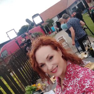 Markéta Hrubešová Instagram - A je to tady! Další série pro @tv_paprika . Tentokrát natáčíme na farmách a vaříme z ryze lokálních surovin. Z toho, co se vypěstuje nebo se vyrobí jejich rukama. 🙏🙏🙏 Namouduši je to krásná práce! Ta moje i ta jejich ❤️❤️❤️ Možná, že se pořád opakuji,.ale stejně mi nedá znovu nenapsat. Když někdo něco dělá s láskou, je to krásný!!!! A hlavně je to hned poznat. ⭐⭐⭐A taky to hned nemusí sypat a nemusíte si hned kupovat drahý auta a baráky a spoustu blbostí... Důležitý je, jaký pocit z toho budete mít 🙏🙏🙏@hs_semice  Hanička Součková je mladá a krásná a šikovná a má to navíc v hlavě srovnaný ❣️ Krásný to bylo, moc děkuji ⭐ A držím palce, Haničko 😉 #farma #farm #shooting  #cookingshow #cooking #love #lovemyjob