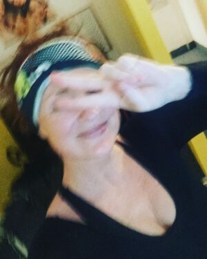 Markéta Hrubešová Instagram - Nezávidím! Zásadně! Je to fakt hnusná věc a sežere to člověka zevnitř... Nicméně malinko toužím být jako ty krasavice, co je vidím na iG..🤣🤣🤣Jsou nalicené, učesané a šik. Ve firku!!!! Nechápu. Mně nezbývá než se krýt alespoň rukou a předstírat, že vlastně radostné zdravím 🤣🤣🤣🤣 Máte to někdo podobné? Nebo to jen neumím? Ale co už, hlavně, že se hýbu 🤣🤣🤣😎😎😎 @vacushapecz