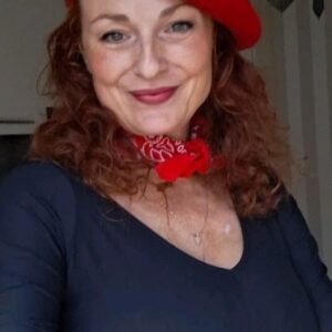 Markéta Hrubešová Instagram - Kachna na pomerančích  od @topitor  se jen  rozsýpá... a je to teda pecka..! Já občas kačenu taky upeču, ale proč  nezkusit zas jiný  recept.  Třeba...Kachní stehna na pomerančích/cuisse a l'orange ..navíc mám stoprocentní důvěru k tomu, kdo to umí,  tak není, co řešit . A než se ohřeje, tak si dám paštiku z  kachních jater s nakladanými  šalotkami 🩷🩷🩷 #svatymartin  #kachna