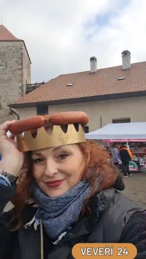 Markéta Hrubešová Instagram - První letošní vaření  a taková jízda!🙏🙏🙏 přes 7 tisíc návštěvníků během víkendu dorazilo  na @slavnosti_uzeneho na Hradě VEVEŘÍ ⭐️⭐️⭐️⭐️ Vařila jsem a moderovala a bylo mi krásně!!! Já  to miluju ❤️❤️❤️ Díky všem,  co přišli. Díky  všem za slova chvály, jsem ráda, že vám chutnalo ⭐️⭐️⭐️ Děkuji #michalburian za  to, že jsem se mohla stát součástí ❤️ Děkuji  Haničce a Pavlovi za pomoc a ochotu💕💕💕 Děkuji  @syslos007 ❣️ Děkuji  @thermomix_cz_official  #cookingshow #cooking