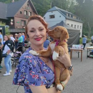 Markéta Hrubešová Instagram - Rokytnice nad Jizerou ❤️ Krásné letní překvapení. Velká radost. Spousta jídla 🤟, které vám chutnalo a které jsem s láskou připravila ❤️❤️❤️ Inspirováno Krkonošemi a regionální kuchyní. Takže houby (polévka), brambory a zelí (hlavní chod) a sušené ovoce a zakysaná smetana (dezert). 👌👌👌👌 A pak taky skvělá muzika, nezbytný párek v rohlíku a 🍺🍻🍻🍻 a  pusa od domácích mazlíčků. Děkuji za pozvání Lucii Lukešové @mesto.rokytnice.krkonose ⭐. profi moderování s humorem a parádní kytarovky  @martinpigi ⭐ Bezkonkurenční Nikittě Bílé - Chrenkové a kapele VzHáčka za fantastický večerní koncert. Všem, či jste přišli a ochutnali ❤️ @syslos007 za pomoc a všechno @kuchyne_gorenje a @thermomix_cz_official za nezbytnou pomoc při té mé velké lásce - vaření!!!!!