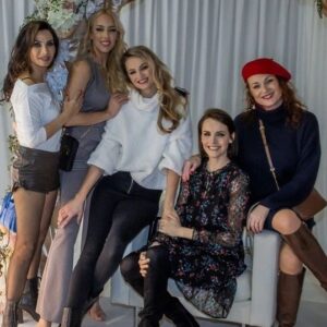 Markéta Hrubešová Instagram - @stylakabo v Brně ⭐️⭐️⭐️ Děkuji za pozvání @dita.brancikova ❤️ Byl to krásný výlet mimo tu mou gastronomickou bublinu🍷🍷🍷i když  s pohárkem od @vinarstviknezihora jsem to zas tak daleko neměla 🍾🍾🍾 A holky ambassadorky jsou fakt jedna hezčí než druhá. ⭐️⭐️⭐️ A každá má svůj styl⭐️⭐️⭐️ Děkuju! @decasteloeva @tereza_fajksova @gabrielalaskovaofficial @katematl  #Brno #veletrh #setkání  #moda