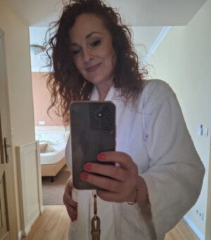 Markéta Hrubešová Instagram - Čas rozdělený na odpočinek a práci..jen pěkně pospolu tvoří  dokonalý celek. A když už, tak ať se kočky pudrujou!!! 😽😽😽😽 @pivovarmonopol je záruka  klidu, kvality, diskrétnosti, ochoty, vstřícnosti, pohody, čistoty a vůbec všeho,  co si člověk  od relaxace (nejen) přeje ❤️❤️❤️❤️ #teplice  #wellness #hotel #restaurace #pivovar