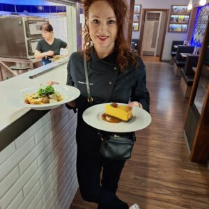 Markéta Hrubešová Instagram - Pomocí těm,  kteří to potřebují.🙏🙏🙏Jakkoli, jakýmkoli způsobem. Třeba i jen slovem, zájmem nebo dobrým jídlem.  Proč ne? Spojit příjemné s užitečným a navíc mít fajn pocit, který se nedá nahradit opravdu ničím ⭐️⭐️⭐️Během víkendu  se v @galerie.vankovka koná další @be_charity Bazar . Toho se zucastňuji  pravidelně  v na pražském Žofíně,  kde pomáhám prodávat. A letos mě  @barbaranesvadbova  @martina.ulcova pozvala do Brna. A rovnou do kuchyně! Ta je mi tedy o dost bližší než prostor za kasou🤣🤣🤣 Restaurace #tripoli se totiž také na této charitativní akci podílí.  A výtěžek z každého menu pak putuje za ti, kdo to potřebuje. Letos tedy pro Deniska.🙏🙏🙏 Děkuji  celému kolektivu téhle bezvadné restaurace za pomoc. Myslím, že se nám  to moc povedlo ❤️❤️❤️ Děkuji  za servisu za perfektní prezentaci našeho menu. A hlavně panu Sklenářovi za pozvání ke spolupráci. ⭐️⭐️⭐️⭐️
MENU
DAŇČÍ RAGÚ, PAPPARDELLE,  PARMAZÁN, SVATOJÁNSKÉ OŘECHY @chutmoravy
DÝŇOVÝ CHEESECAKE #Thermomix ZMRZLINA, KARAMEL