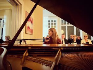 Markéta Irglová Instagram - A few things 🤗 1. I got to begin the new year by having the honor to play a mini concert with my friends @helgistrombone and @peturben at the historic @hofdi_lodge during a special night in honor of our dear mayor of Reykjavík @daguregg ♥️ thank you 🙏
2. The gorgeous painting in first photo is by @eggert.petursson , an Icelandic painter and my hero 🌟 How nice to spend time in the presence of one of your exquisite pieces dearest Eggert.
3. The sweater I am wearing, I reaaaaally wanted it for Christmas and my dear @_m_i_o_____ made sure my wish came true. There were only 20 of them made so the likelyhood was small! Thank you @bahns_rvk , for letting one of those 20 come to me ♥️ 

📸 @_m_i_o_____ & Anna Karen 🙏