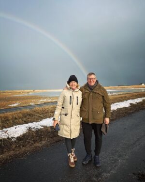 Markéta Irglová Instagram - Our #swellseason recording session wouldn’t have been possible without these two lovelies 💕 mom and dad. Thank you for all the delicious meals and for being with our children when we were busy in the studio. Not to mention all the post dinner group singing on some of the songs! So much good energy has gone into the music, I hold it in my heart like the treasure it is.
Both pictures were taken on the day after we finished recording. We went for a big long walk by the sea, saw a gorgeous 🌈, then went and listened to all the songs from start to finish and drove to the airport after. Where would we be without our people, our tribe 💗 

Thank you @janairglova and @marekirgl 🙏