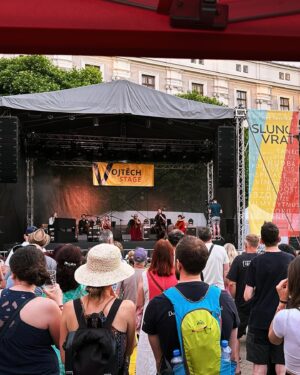 Markéta Irglová Instagram - Had a wonderful time at @festivalslunovrat with my friends from @jihoceskafilharmonie 💗 we played outdoors during sunset to a beautiful audience, what a wonderful way to celebrate summer solstice. ✨ Many thanks to all the wonderful people we met and a special thanks to my dad for organizing and accompanying us on this beautiful adventure. 💫