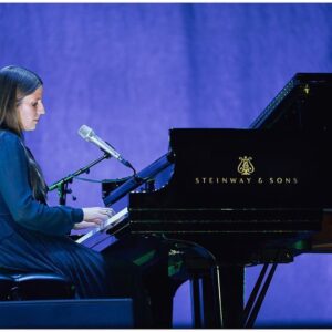 Markéta Irglová Instagram - I love @steinwayandsons pianos. So much that I became an official Steinway artist some years ago. I was so happy when I heard that we got a good deal with Steinway on the tour rental, which meant we had the same piano at every show, it traveled with us from place to place and it waited for me on stage at every soundcheck, having been taken out of its flight case and reassembled by our crew. 

I really enjoyed this particular instrument, and similarly to my one at home, it became a partner of mine for those three weeks on tour. I think about it even now and miss it. 

I am grateful to it and hope that whoever gets to play it next will enjoy it as much. 

Nobody asked me to make this post and it is not an add for Steinway, I simply feel so honored every time I see photos from the shows, and the @steinwayandsons golden logo shines right next to me. ✨

Thank you @mulographynyc for the photos 🙏♥️