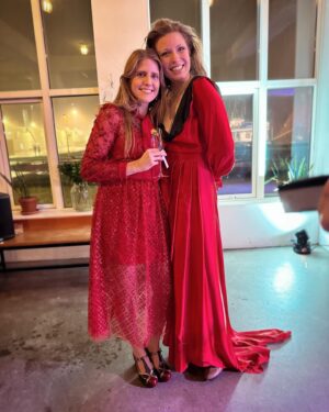 Markéta Irglová Instagram - Ladies in red 🌹 one of my favorite feelings is being proud of my friends. Experiencing them shine, totally in their element, and thinking how nice it is to be in their light. It’s inspiring and life-affirming. I am proud to call this goddess my friend, and if you ever come to Iceland, look up her work, you’ll have a lot to choose from ☺️
🎆 🌺 🥂 📖 💃🏻 🎭 @eldblom2020 @siggasoffiastudios

#eldblom2020