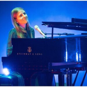 Markéta Irglová Instagram - I love @steinwayandsons pianos. So much that I became an official Steinway artist some years ago. I was so happy when I heard that we got a good deal with Steinway on the tour rental, which meant we had the same piano at every show, it traveled with us from place to place and it waited for me on stage at every soundcheck, having been taken out of its flight case and reassembled by our crew. 

I really enjoyed this particular instrument, and similarly to my one at home, it became a partner of mine for those three weeks on tour. I think about it even now and miss it. 

I am grateful to it and hope that whoever gets to play it next will enjoy it as much. 

Nobody asked me to make this post and it is not an add for Steinway, I simply feel so honored every time I see photos from the shows, and the @steinwayandsons golden logo shines right next to me. ✨

Thank you @mulographynyc for the photos 🙏♥️