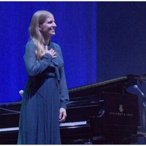 Markéta Irglová Instagram - I love @steinwayandsons pianos. So much that I became an official Steinway artist some years ago. I was so happy when I heard that we got a good deal with Steinway on the tour rental, which meant we had the same piano at every show, it traveled with us from place to place and it waited for me on stage at every soundcheck, having been taken out of its flight case and reassembled by our crew. 

I really enjoyed this particular instrument, and similarly to my one at home, it became a partner of mine for those three weeks on tour. I think about it even now and miss it. 

I am grateful to it and hope that whoever gets to play it next will enjoy it as much. 

Nobody asked me to make this post and it is not an add for Steinway, I simply feel so honored every time I see photos from the shows, and the @steinwayandsons golden logo shines right next to me. ✨

Thank you @mulographynyc for the photos 🙏♥️